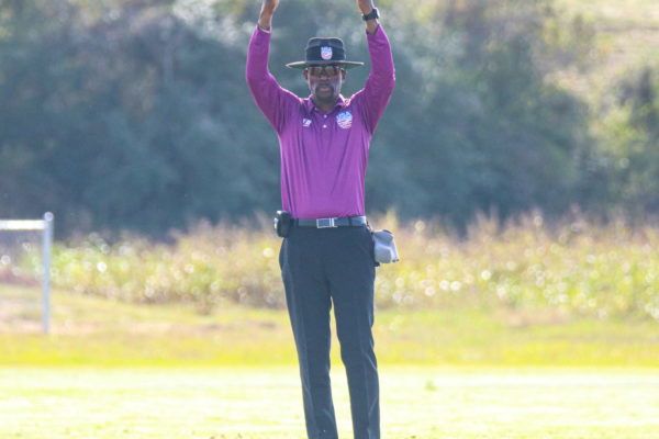 20211115 Umpire Colin Edwards signals six