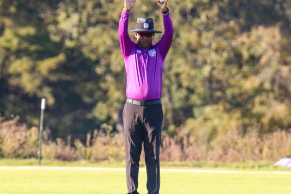 20211115 Umpire Jermaine Lindo signals six